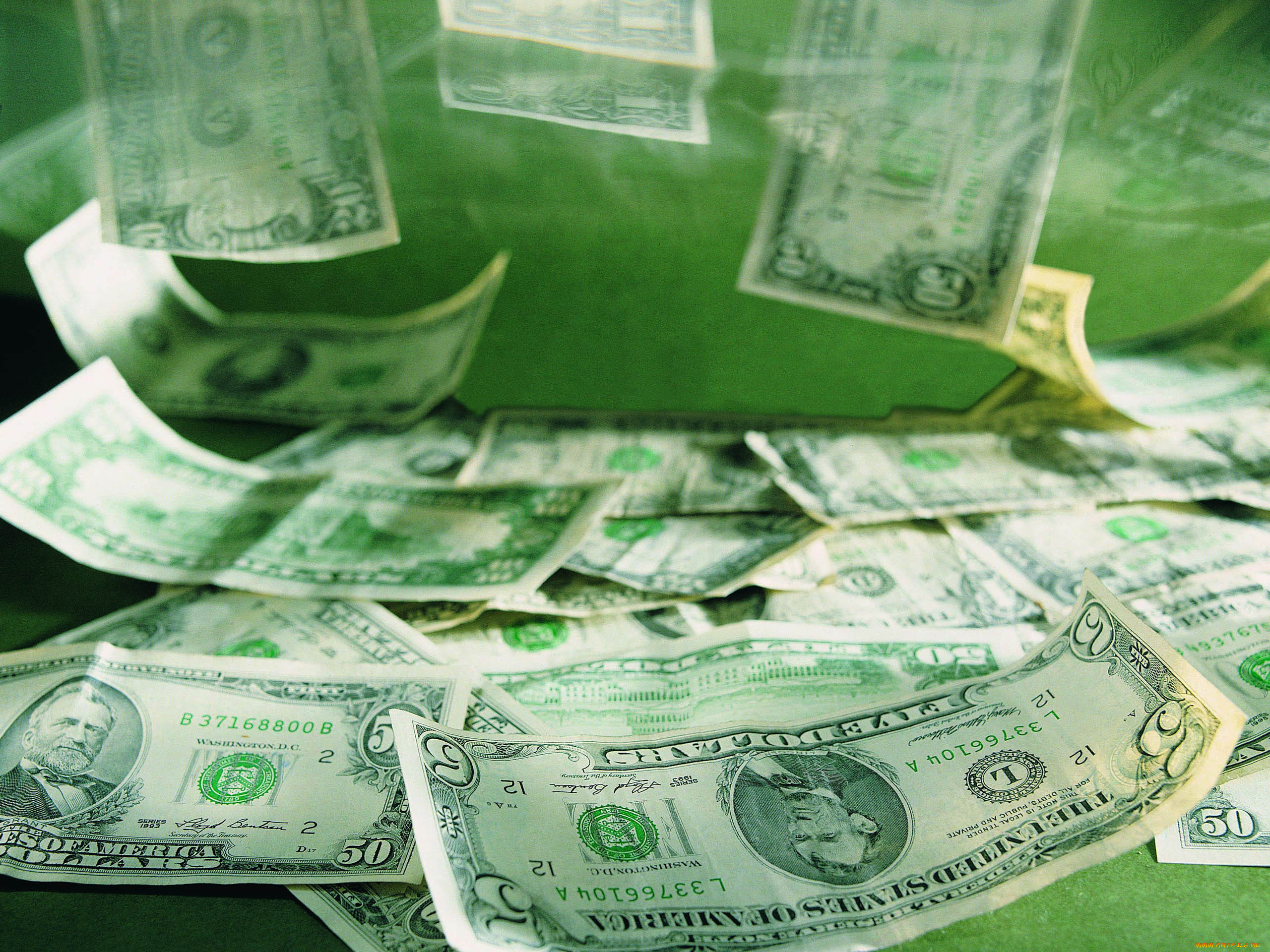 Зеленый фон с деньгами. Денежный фон. Зеленые деньги. Деньги на зеленом фоне. Деньги падают.